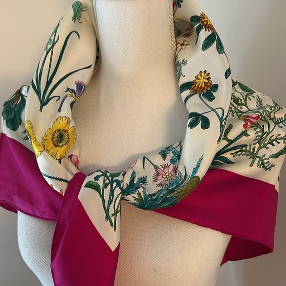 GUCCI SILK SCARF 34”x34” - Picture 8 of 11